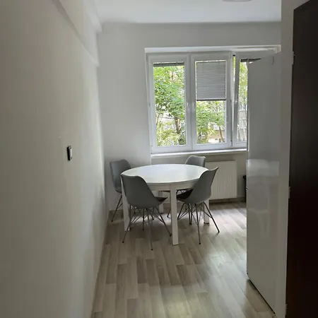 Cozy Near City Center 公寓